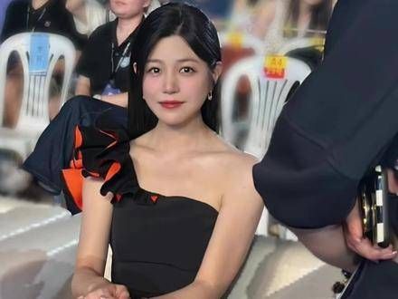 陈妍希亮相福建活动,现场照片显示她既美丽又苗条,40岁的状态受到广泛赞誉