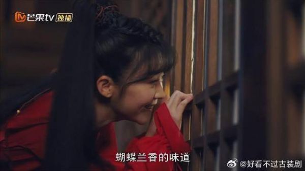 小二偷窥容钰，被贺九灵制止，转身跟着探查起来！