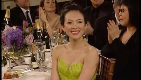 2006年金球奖颁奖典礼,章子怡凭借艺伎回忆录获得最佳女主角提名…