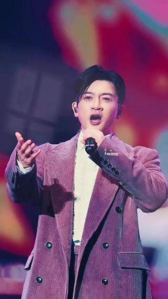 很喜欢苏有朋的这套粉紫色演出服