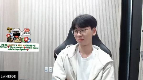 Doran:Faker哥在玩游戏,我跟他打了招呼,他笑着回应了