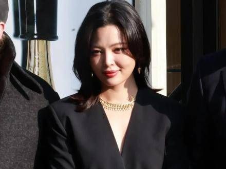 三姐在成都太古里突出重围!今日标签是豪门贵公子
