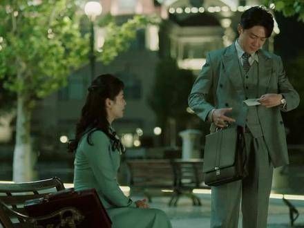 纪南音与陆修远月下倾心交谈，陆修远不仅赠送画像，还以口琴演奏表达心意…