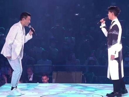 演唱會尾場,劉德華驚喜擔任嘉賓,兩位天王聯手舞台好聽!