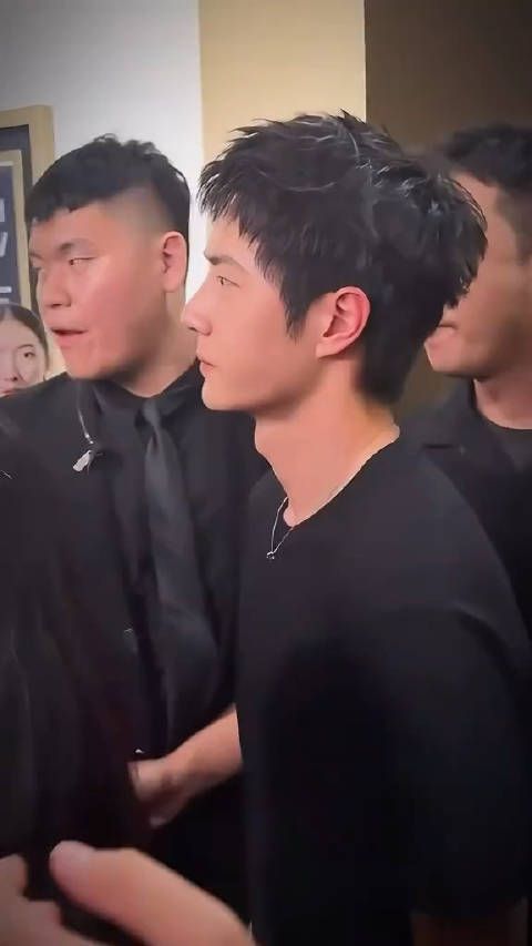 哇扣哇扣~睡前欣赏一下我性感的老公!