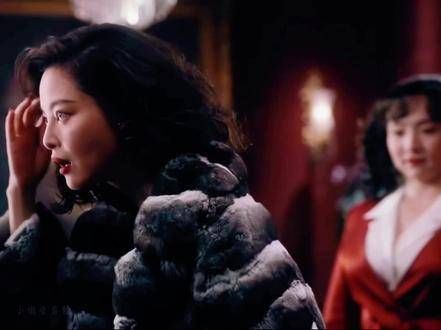 应该不只是我被她吸引了吧！李李真是既美丽又帅气！