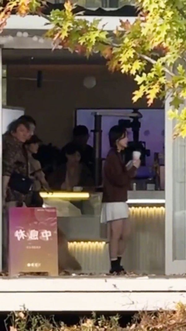 虞书欣新剧双轨开拍啦,路透里的虞书欣扎着双马尾…
