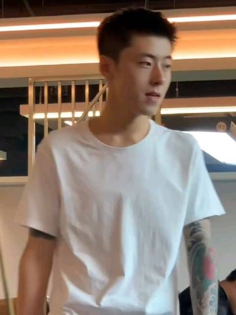 你愿意和这个花臂帅哥一起打台球吗？