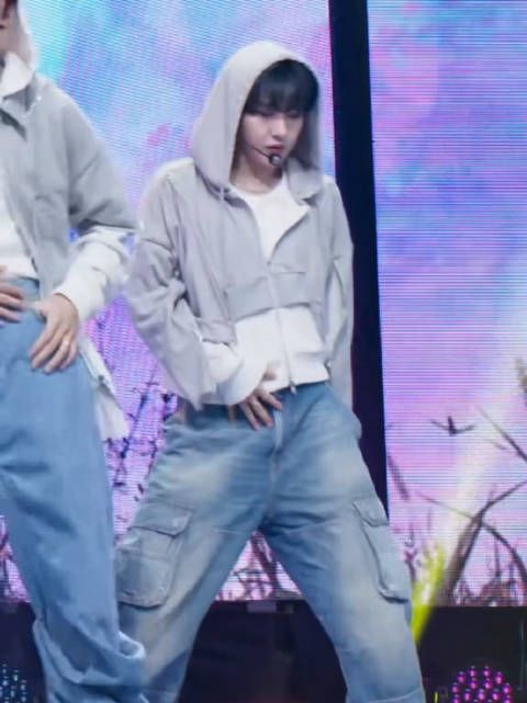 小精靈～轉圈～ 褲子太大惹啦！