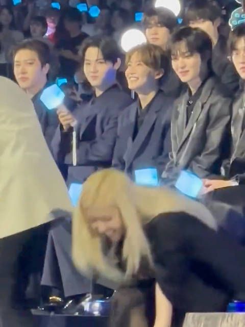 MAMA火星哥勇闯kpop,七个盆在后面好激动哈哈哈哈哈