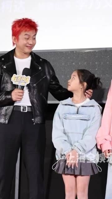 一家四口同框,等等和小花妹妹颜值爆表