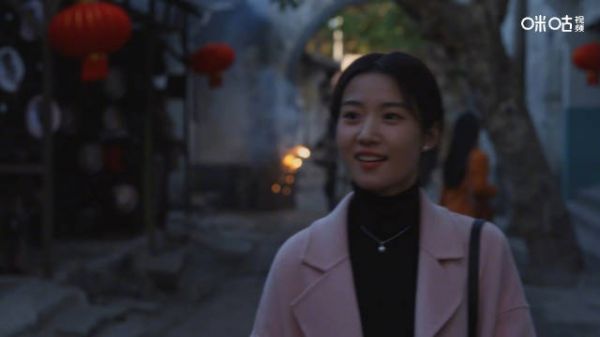 庄图南第一次带李佳回家过年,手牵手笑看庄筱婷林栋哲在前面斗嘴打闹…