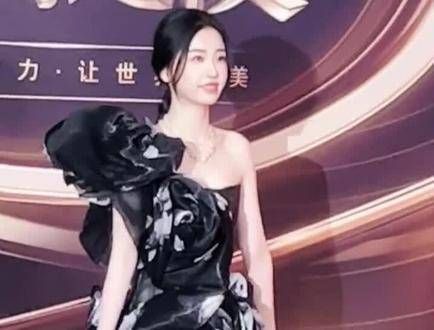 虞书欣身着水墨裙亮相红毯,瘦身成功后美得令人惊叹…