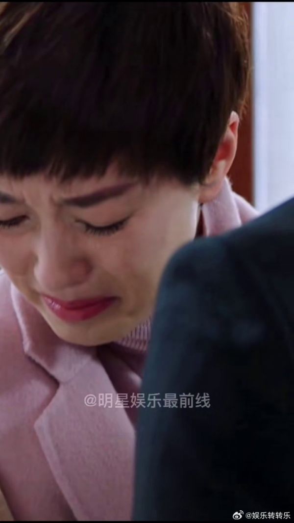 靳东马伊琍拍戏现场,当拍到离婚场景时,靳东 一直安慰她,努力的女人不会差