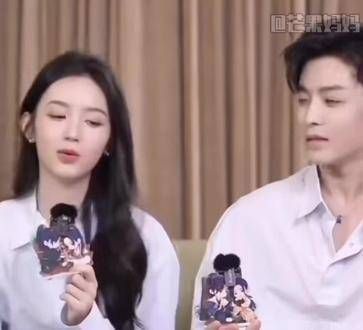 刷到周也与小侯的采访片段，忽然忆起也子与康乐的《锦月如歌》…