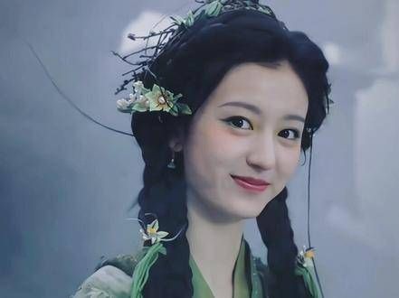 小小槐树精真是灵气十足,裴佳欣美得让人移不开眼