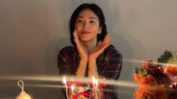 宋慧乔晒照庆祝43岁生日,懒理前夫宋仲基二胎产女,独自美丽