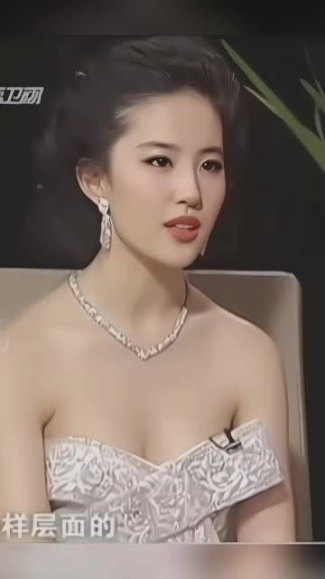 神仙姐姐刘亦菲的镜头美得让人窒息，她的身材曲线既迷人又不失清纯与性感
