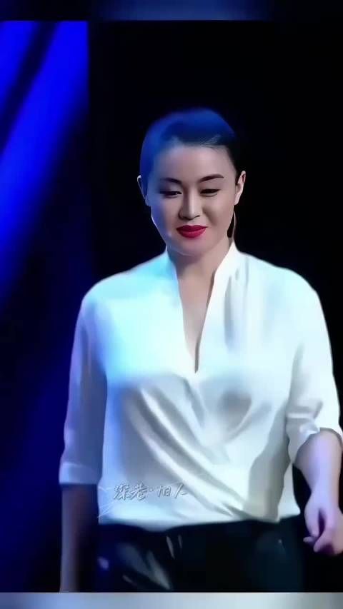 关婷娜,作为本山传媒的一员,赵本山的心爱弟子,她的微胖身材非常迷人…