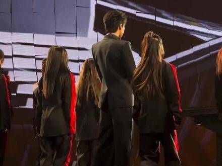 这首歌得多有魅力?彩排时就忍不住笑出声,正式演出时更是憋不住笑意