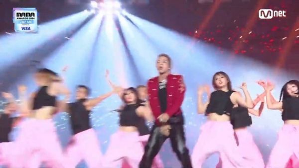 权志龙带队 BIGBANG 合体燃烧舞台,精彩再现《BANG BANG BANG + FANTASTIC BABY》!