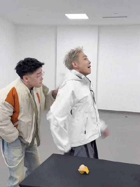 走起来了!宝石老舅和弹壳互动“敲壳”!
