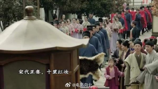家人给的底气就是十里红妆,女儿的吃穿用度全用嫁妆,小到洗漱用品…