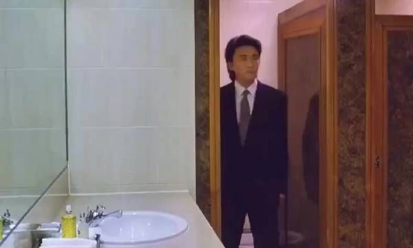 骆驼吃仙人掌为了生存!生活就像一把刀,割破皮肤?还扎心!
