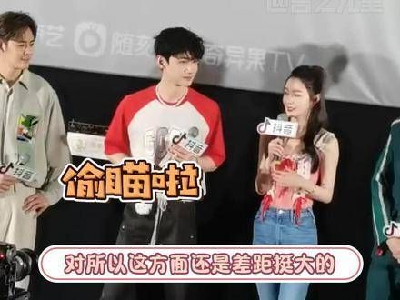 铁铁回答问题就好好回答,干嘛偷瞄小白呢?