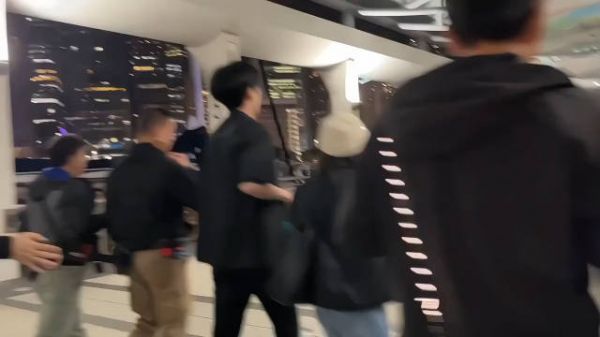 这和张凌赫见面会什么区别啊,琥珀樱桃杀青张凌赫奔向粉丝!