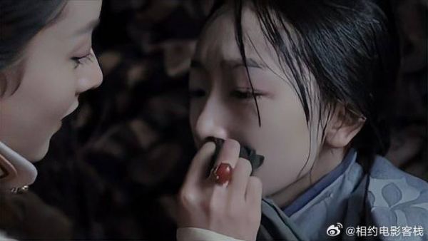 赵丽颖第一次演坏人,周冬雨被的欺负太惨了,赤脚踏火