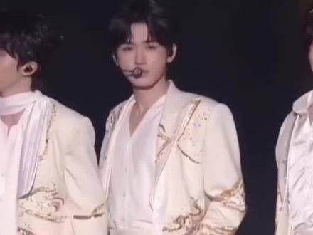 全场的欢呼声中,演唱会如火如荼