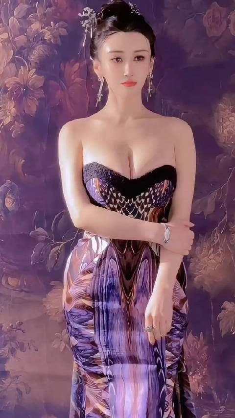 没想到姜彦希的身材这么好,人也漂亮,这身抹胸长裙将她的好身材展露无遗