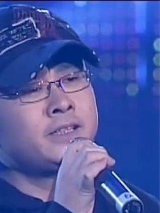 刀郎用他那独特而沧桑的嗓音，演唱得令人陶醉