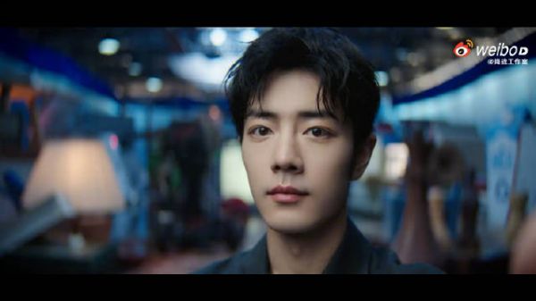 在新MV《不要回头》中担任摄影师,拍摄中展现出的独特视角和创意令人眼前一亮