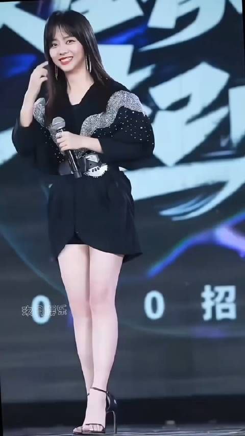 34岁的谭松韵少女感十足,笑容甜美,活泼可爱