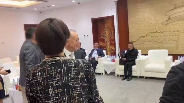 陈道明在演艺圈地位挺高啊,社交能力确实可以