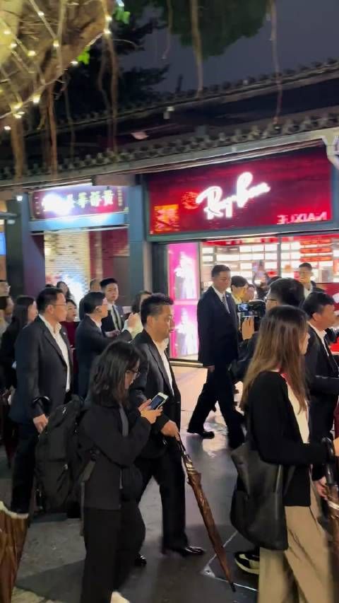 网友偶遇香港特首参观岭南新天地，一位阿姨好勇敢直接上去就握手