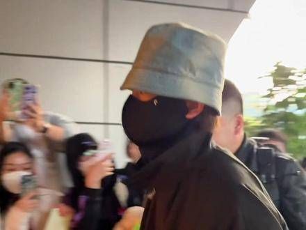 11.20小丁团综录制结束后南宁送机,直接变身为行走的粉丝…