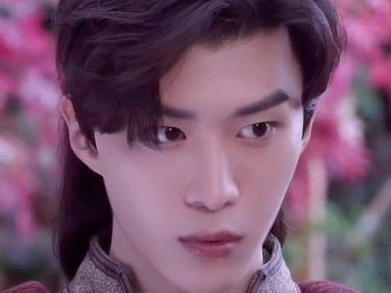 花间酒香,人间月明,公子何不留步,共品一壶佳酿?