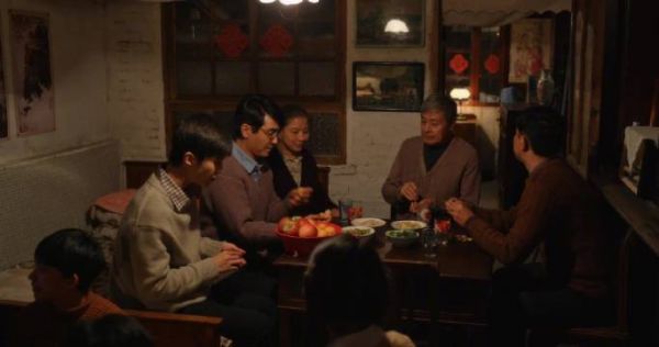 黄玲除夕夜回到庄家装睡,不再忙前忙后干活儿…