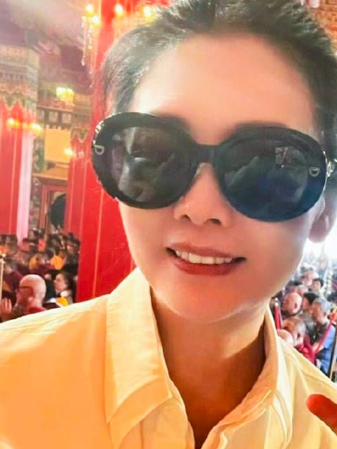 56岁的邱淑贞现身尼泊尔,路人镜头下的她状态超好…