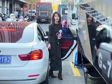 赵露思与彭冠英的拍摄现场,露思真人真是纤细美丽,彭冠英真人更是高大帅气