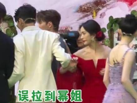 和 杨幂 这一幕比剧本还要搞笑,你们是在上演撕扯偶像剧吗?现场笑声不断!
