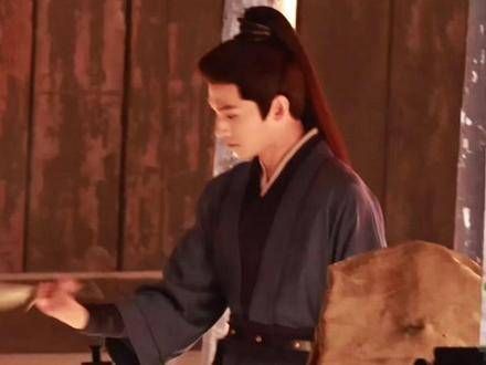 舞个剑花热热身,准备进入拍摄状态