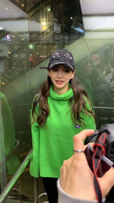 绿色的angelababy回头率太高啦!内娱前三美! 害羞啦