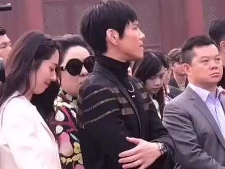 不论在何处,向佐的母亲向太陈岚总是毫不掩饰地表达对的喜爱