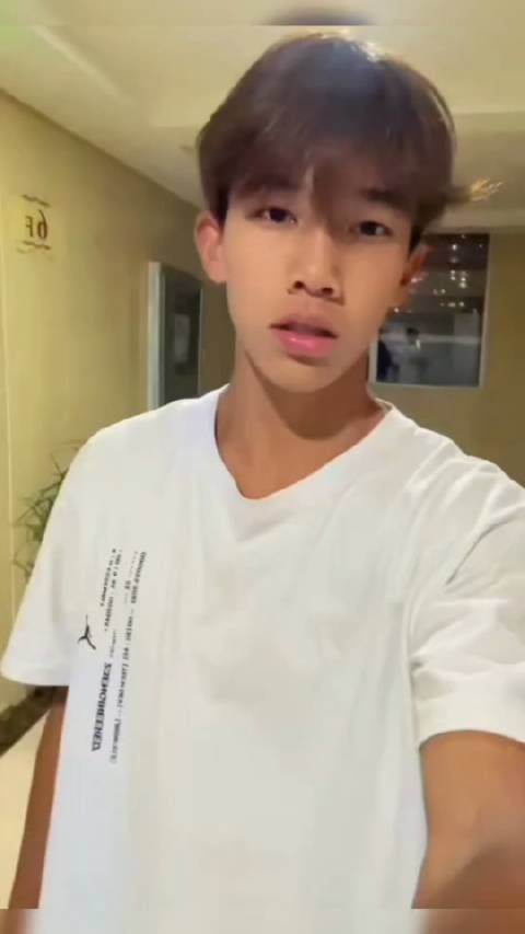 这双含情脉脉的眼神望着你，难道你不会动情吗？