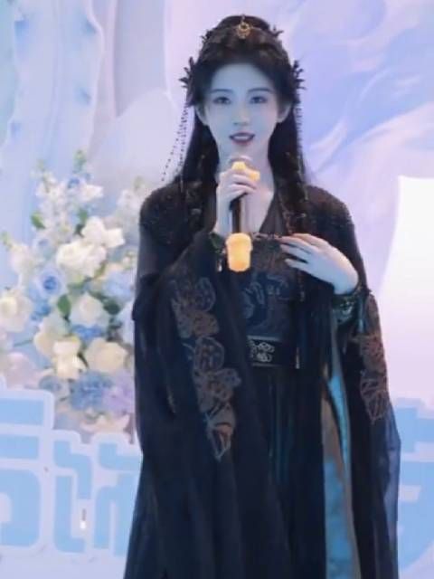 在新剧《月鳞绮纪》开机仪式上亮相,身穿黑色头纱的造型惊艳众人
