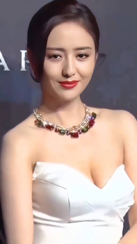 佟丽娅真的是绝美啊,一袭白色抹胸高开叉裙将她的好身材展露无遗…
